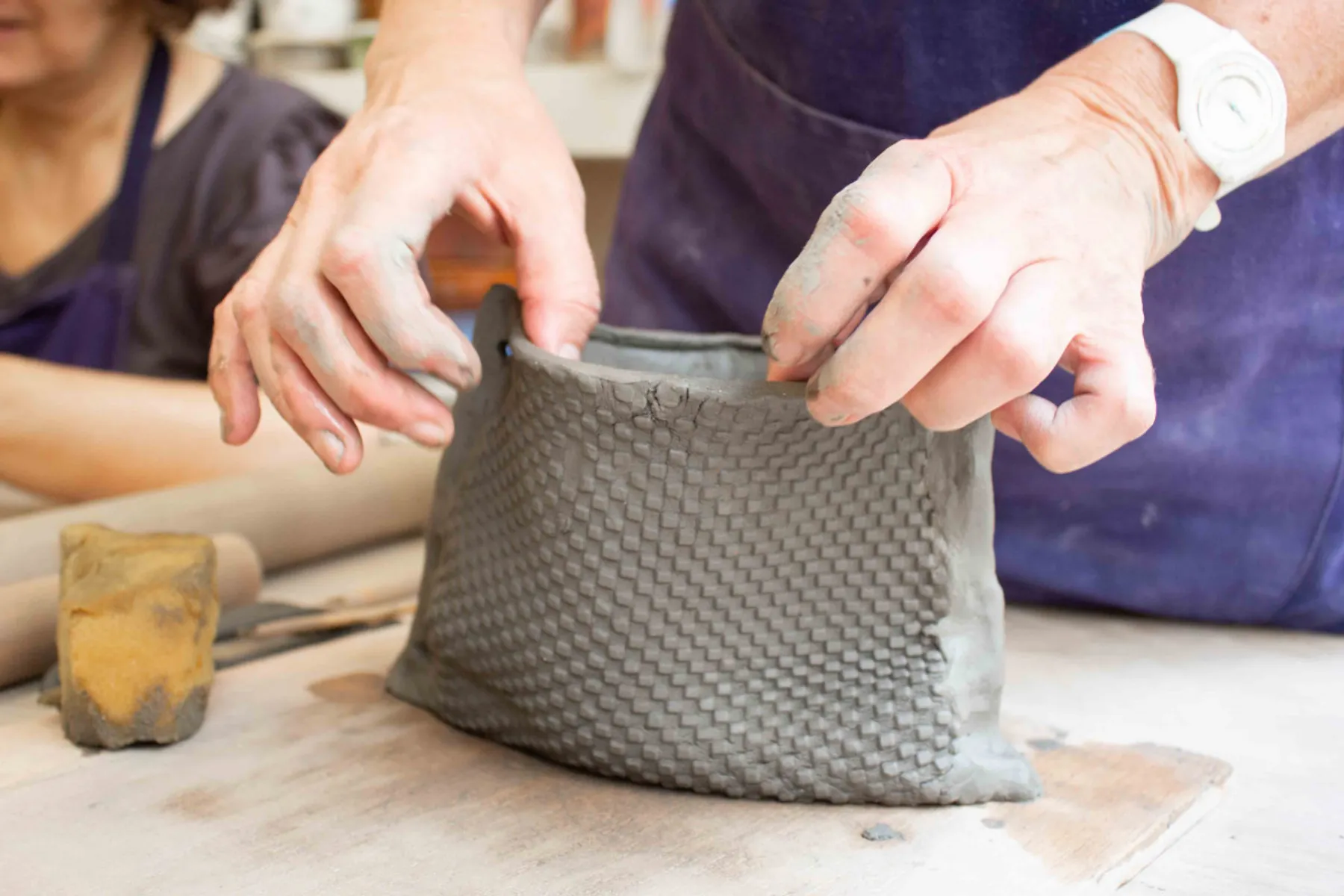 Modelez vos pots de fleurs en céramique en groupe - Image n°4 - Wecandoo