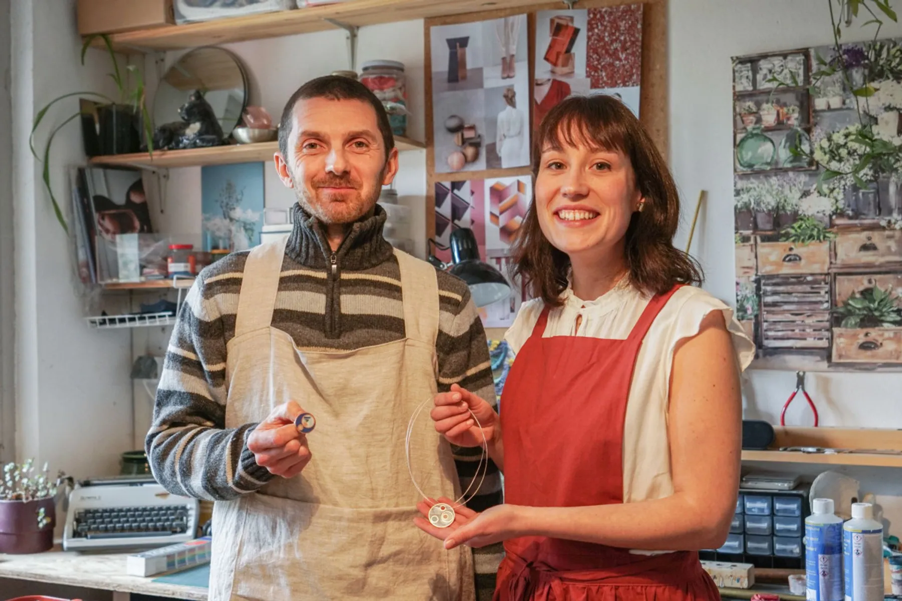 Fabriquez votre broche ou collier en résine colorée - Image n°4 - Wecandoo