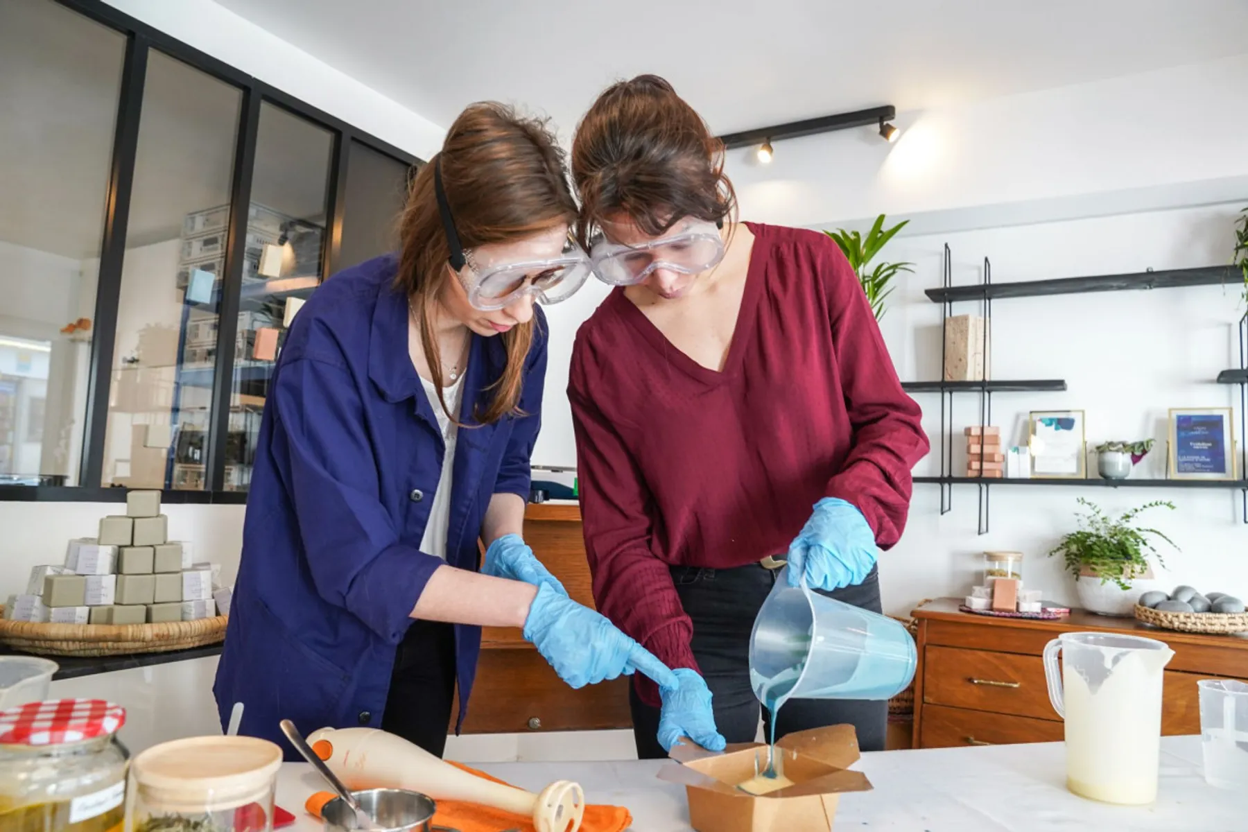 Réalisez 500 g de savon saponifié à froid avec Éléonore - Image n°1 - Wecandoo