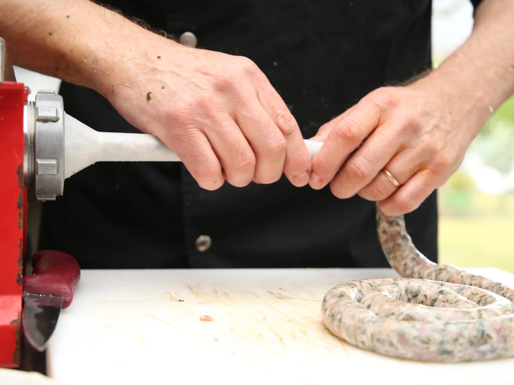 Rassemblez votre équipe et réalisez vos saucisses ou caillettes - Image n°2 - Wecandoo