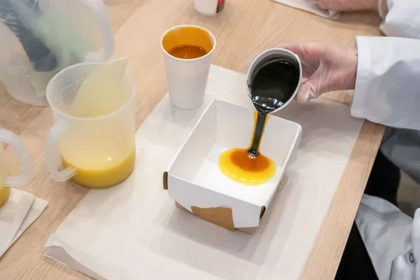 Réalisez votre savon saponifié à froid et initiez-vous à la technique de décor "cosmic wave" - Image n°4 - Wecandoo