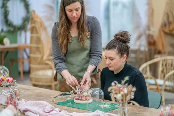 Créez votre composition de fleurs séchées sous cloche - Image n°2 - Wecandoo