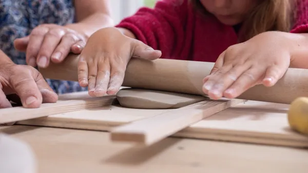 Découvrez le modelage en famille sur deux sessions - Image n°3 - Wecandoo