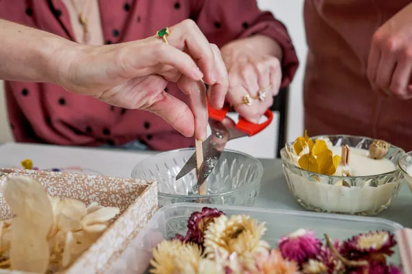 Créez votre bougie aux fleurs séchées - Image n°3 - Wecandoo