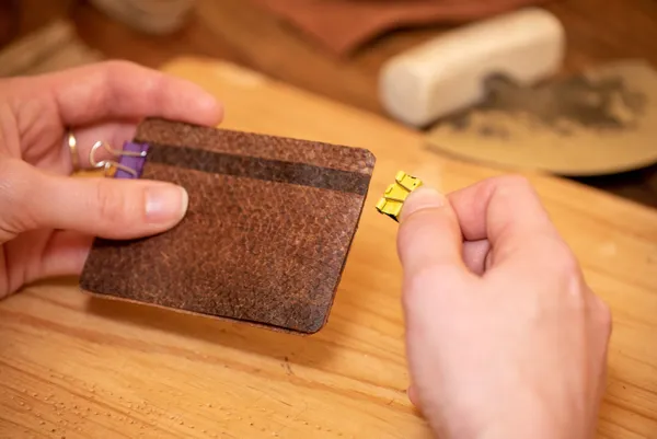 Créez votre porte-cartes en cuir de poisson - Image n°4 - Wecandoo