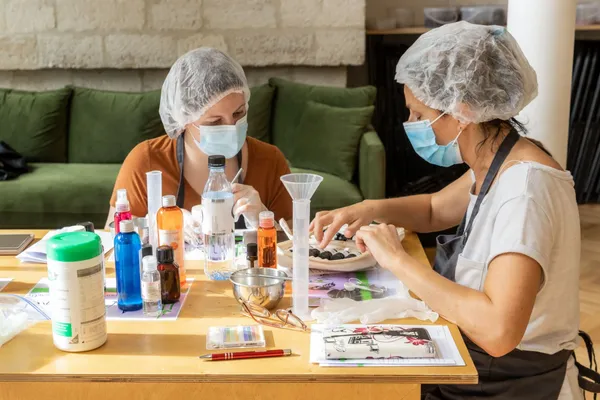 Réunissez votre équipe et réalisez vos cosmétiques avec Sandrine - Image n°1 - Wecandoo