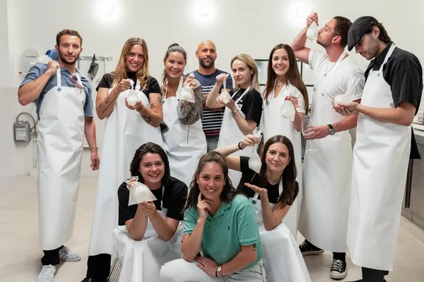 Passez une soirée artisanale en équipe et réalisez vos burratas - Afbeelding nr. 3 - Wecandoo