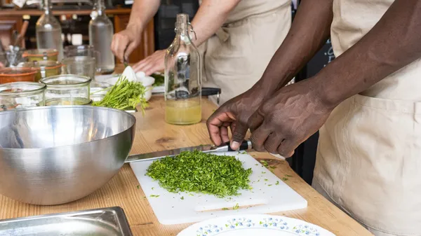 Réunissez votre équipe et apprenez à préparer vos plats anti-gaspillage avec Nadia - Image n°2 - Wecandoo