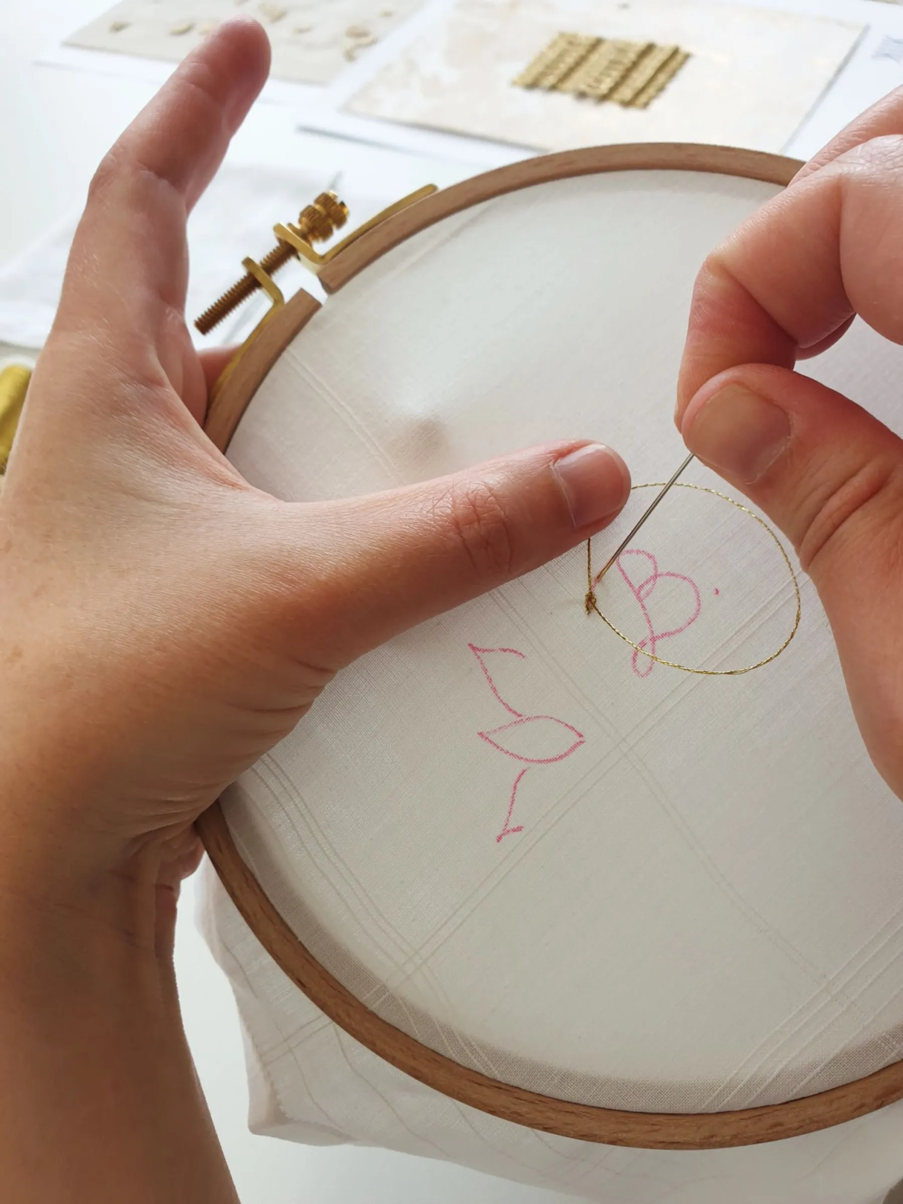 Brodez votre mouchoir ancien au fil d'or - Image n°4 - Wecandoo