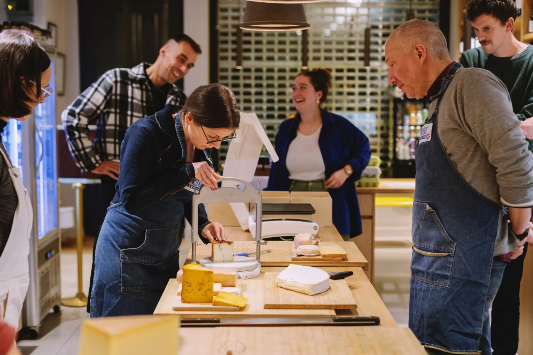 Réunissez votre équipe et composez vos plateaux saisonniers de fromages avec Véronique et Léo - Image n°2 - Wecandoo
