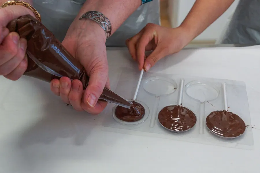 Réalisez vos tablettes de chocolat et sucettes artisanales en famille - Afbeelding nr. 1 - Wecandoo