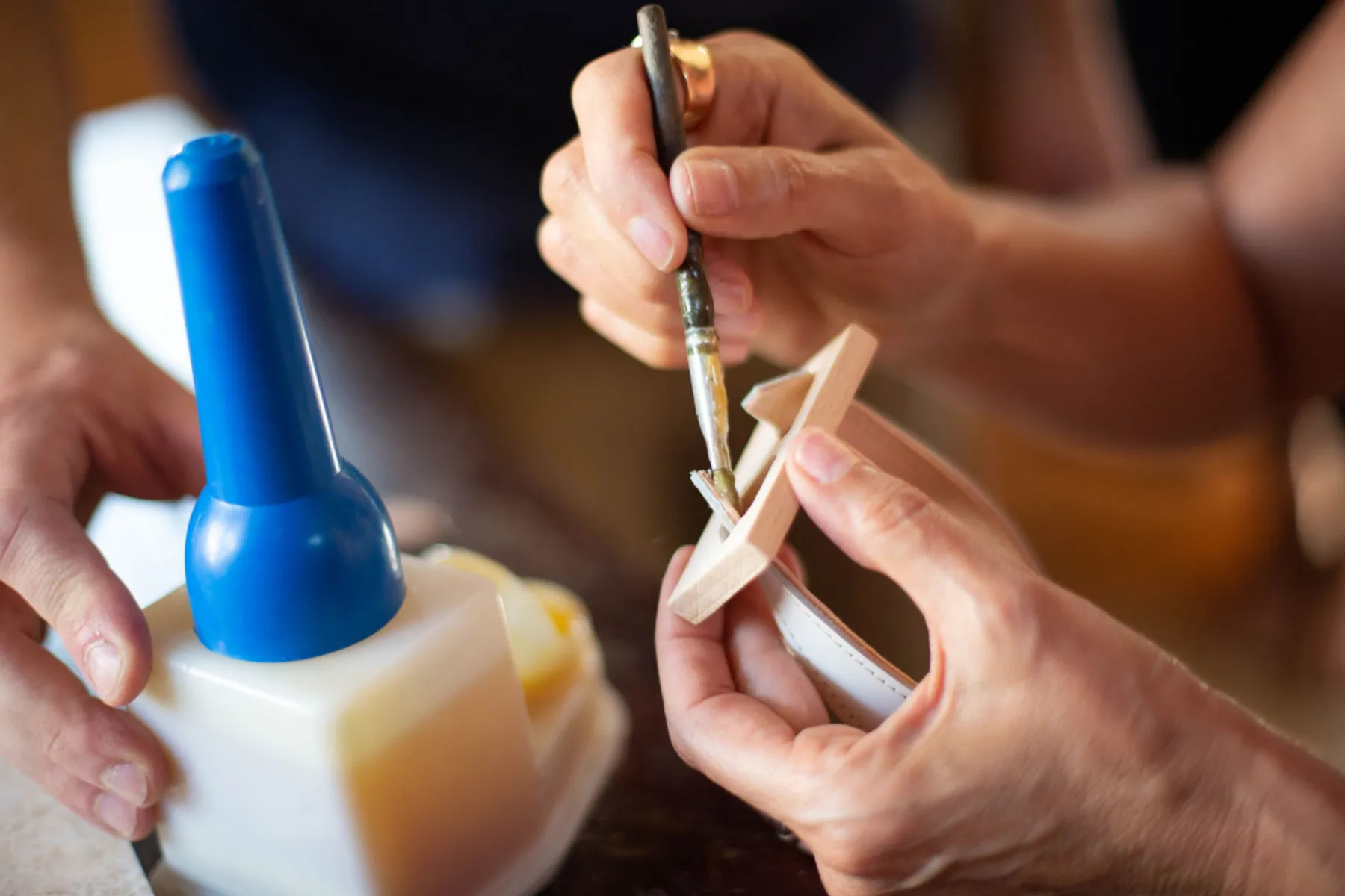 Réalisez votre paire de tongs unique en bois et cuir - Image n°3 - Wecandoo