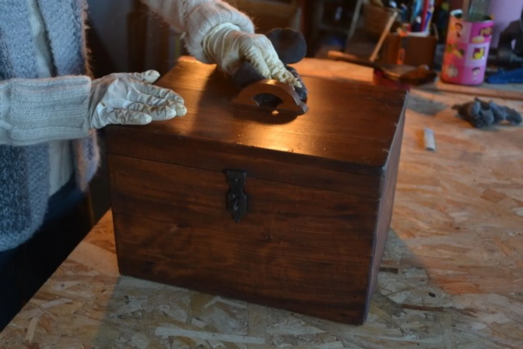 Restaurez votre meuble ancien en bois massif - Image n°2 - Wecandoo