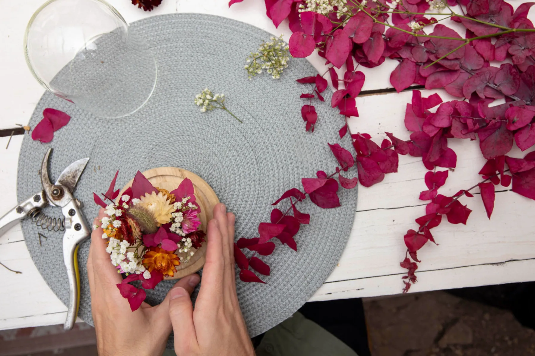 Réalisez votre composition de fleurs séchées sous cloche - Image n°4 - Wecandoo