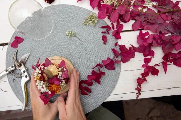 Réalisez votre composition de fleurs séchées sous cloche - Image n°4 - Wecandoo