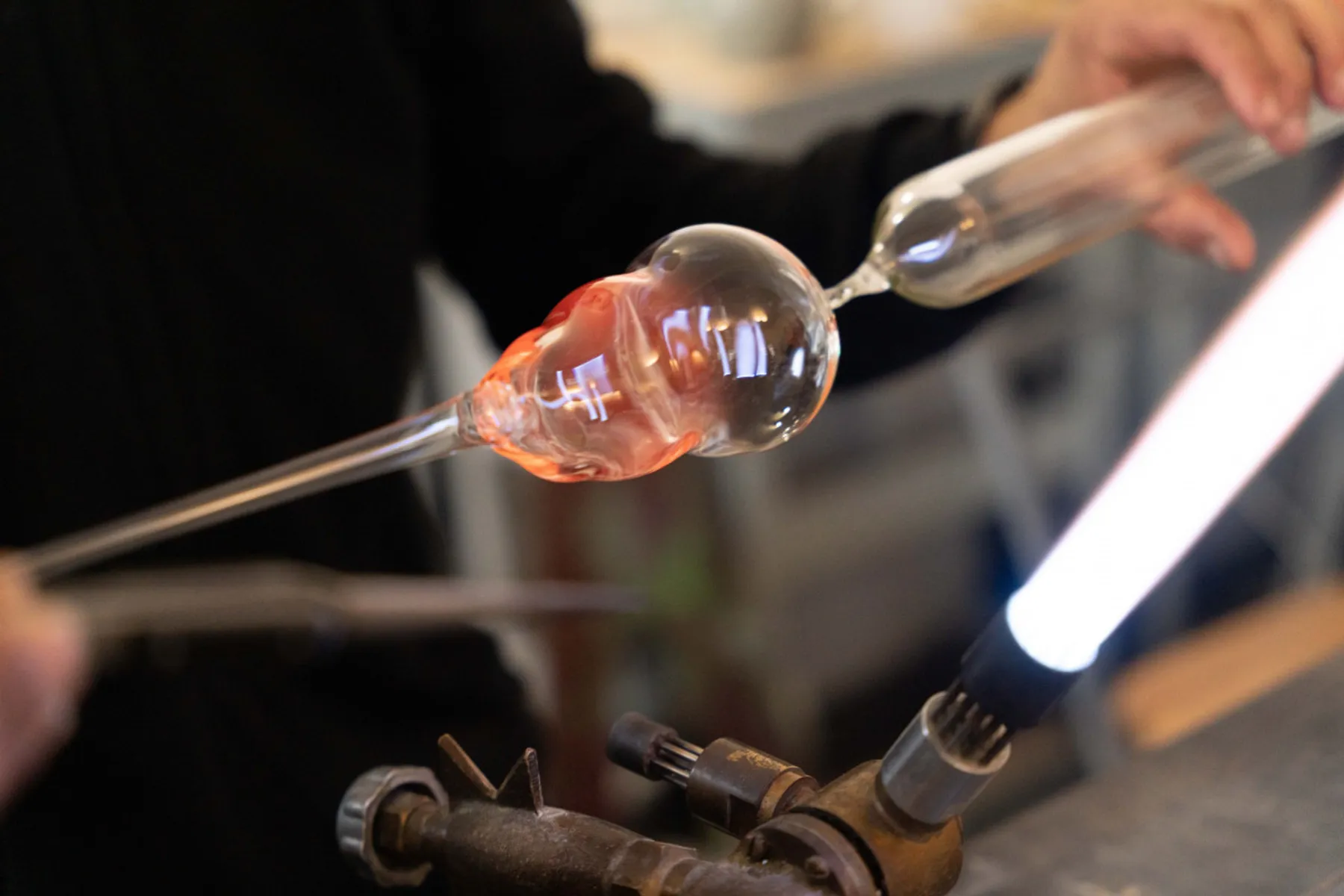 Initiez-vous au soufflage du verre au chalumeau avec Dounyo - Image n°2 - Wecandoo