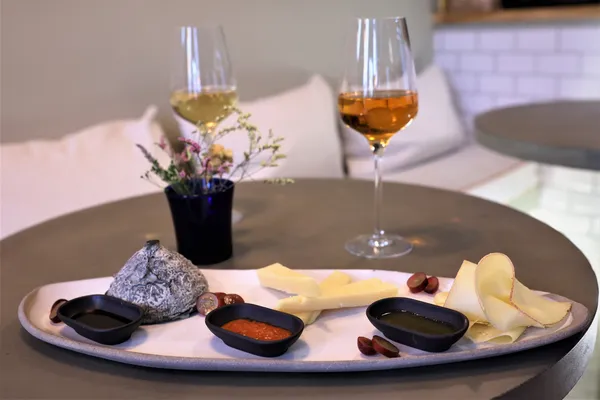 Wecandoo - Accordez fromage, vin nature et sauce piquante