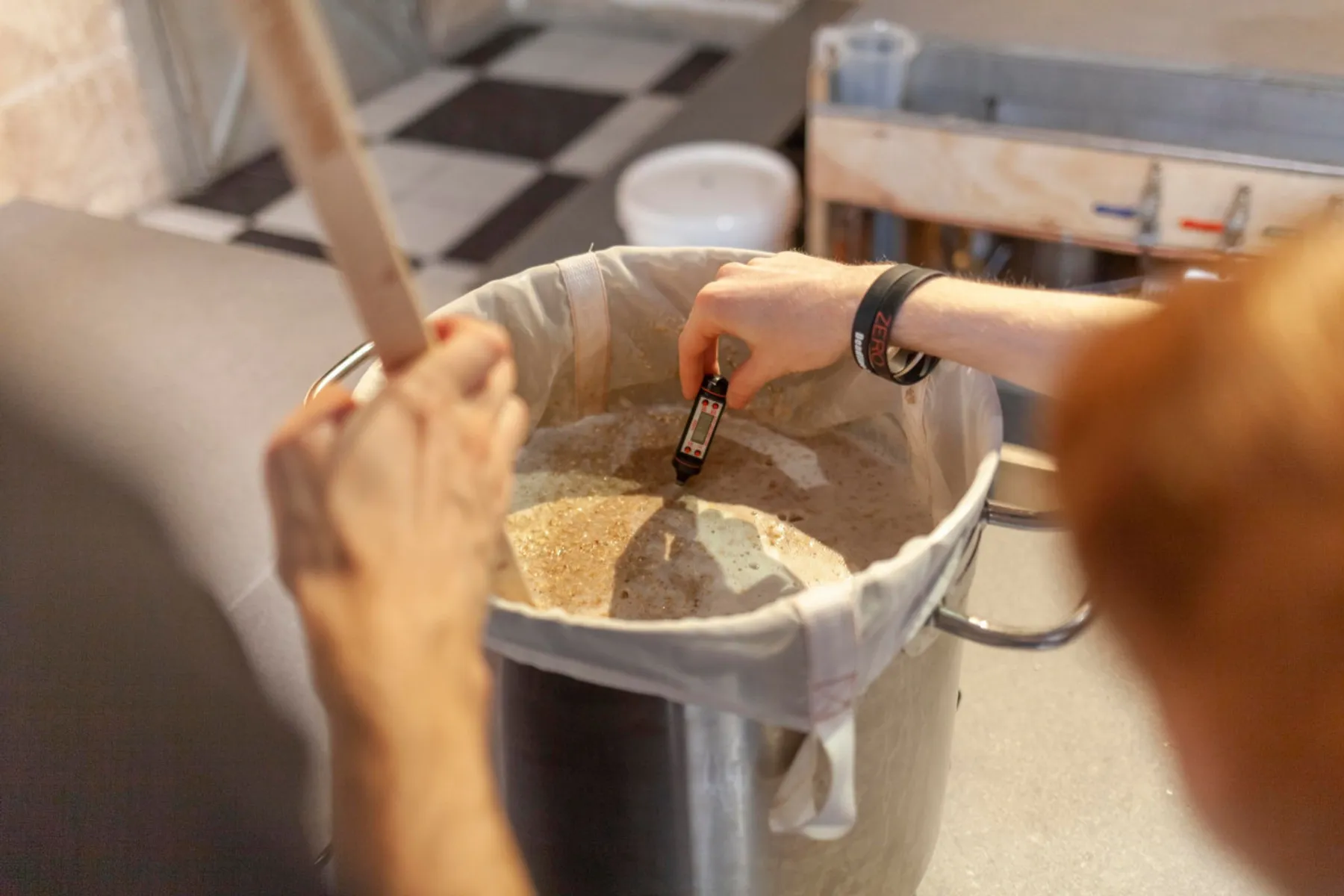 Brassez votre bière artisanale en duo avec Lorris, Vianney ou Florent - Image n°2 - Wecandoo