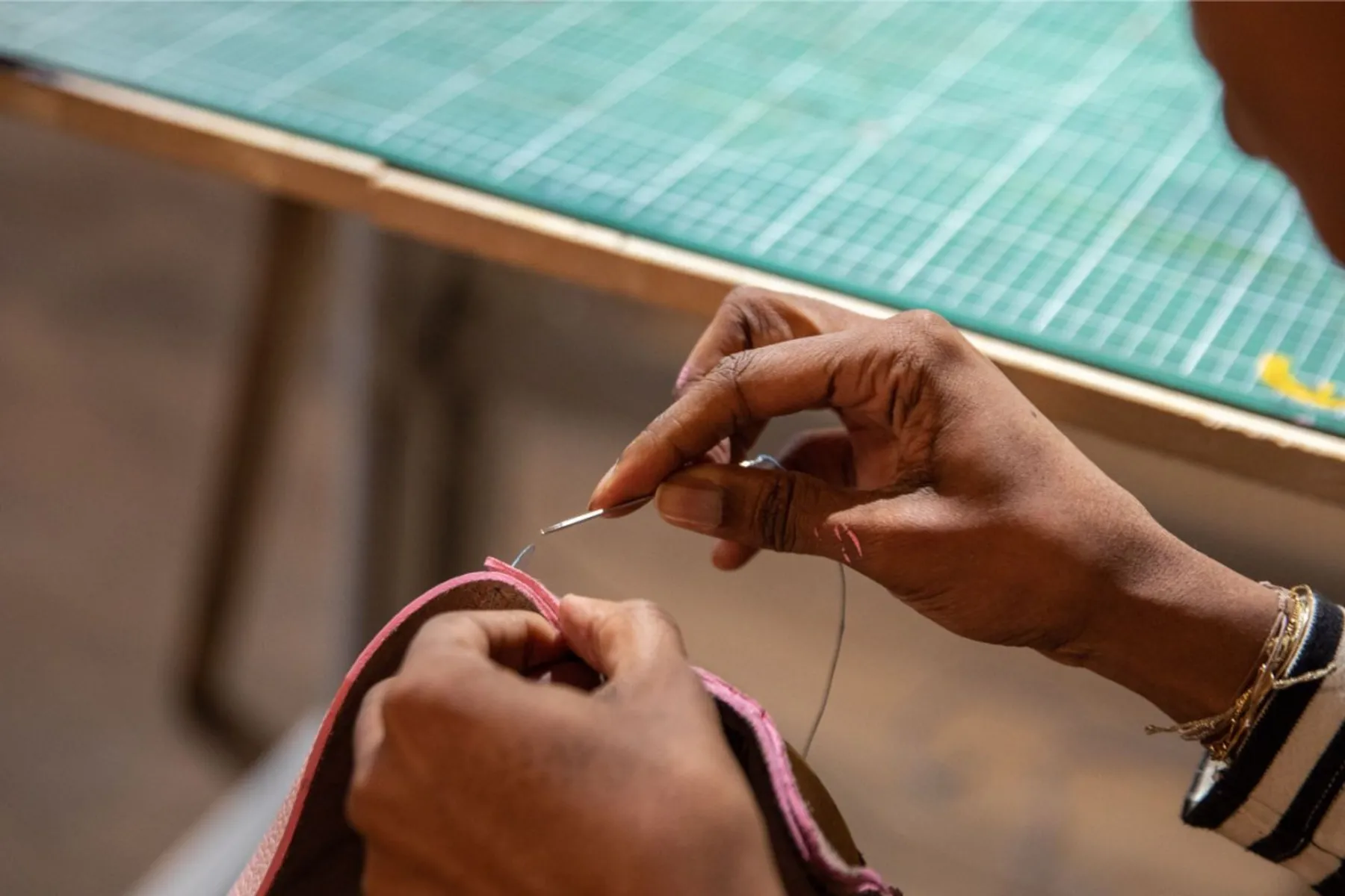 Fabriquez votre sac bandoulière en cuir autour d'un apéro ivoirien - Image n°1 - Wecandoo
