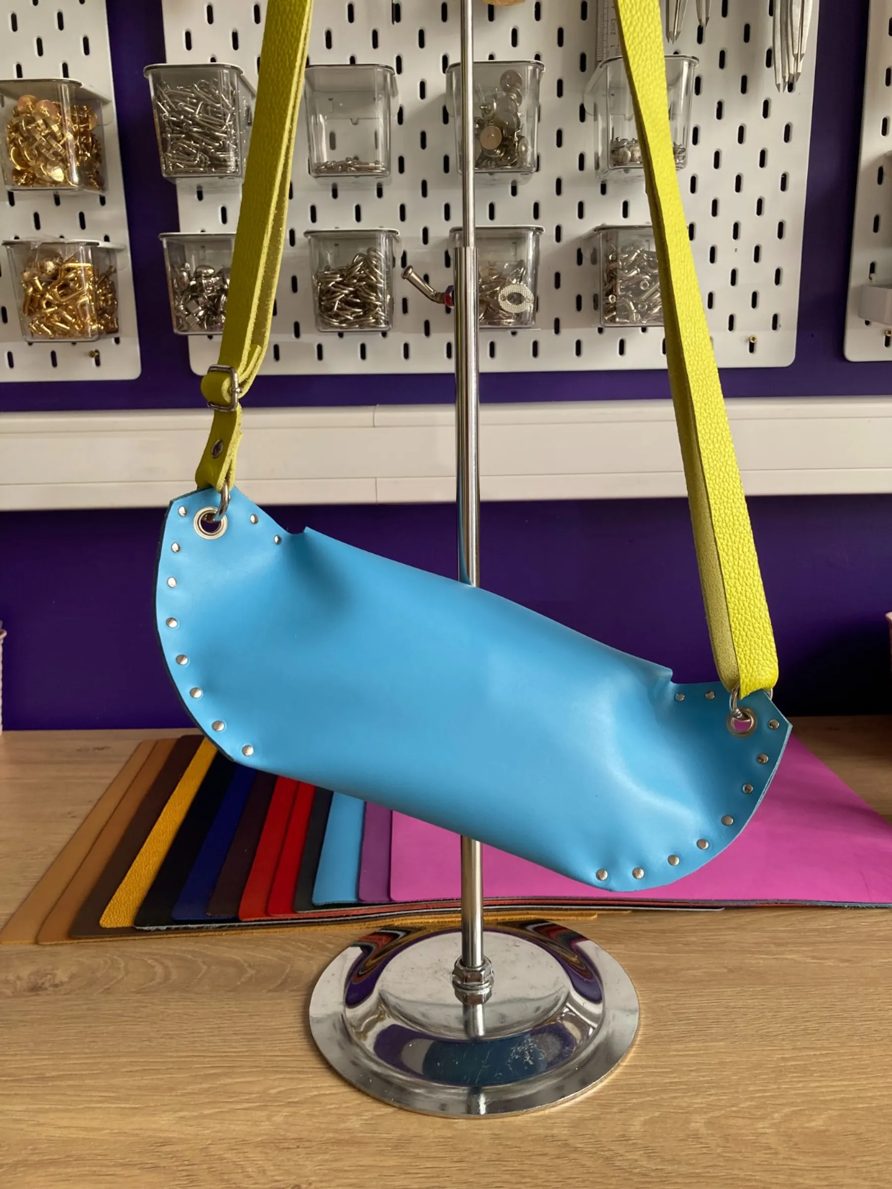 Réalisez votre sac banane en cuir personnalisé - Image n°2 - Wecandoo