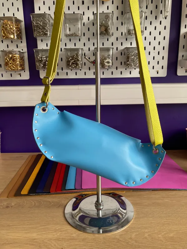 Réalisez votre sac banane en cuir personnalisé - Image n°2 - Wecandoo