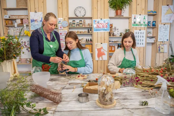 Create your own dried flower arrangement under a bell - Image n°4 - Wecandoo