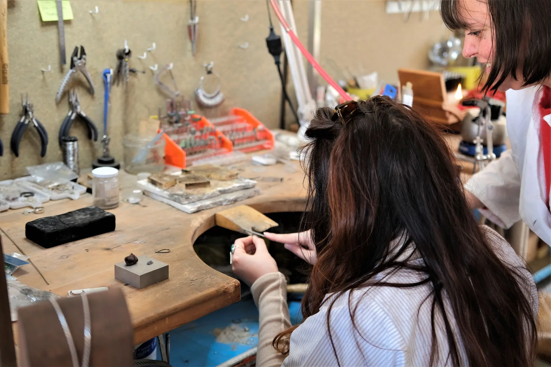 Créez vos boucles d'oreilles en argent avec Cécile - Image n°2 - Wecandoo