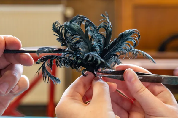 Réalisez votre fleur sous cloche en plumasserie - Image n°4 - Wecandoo