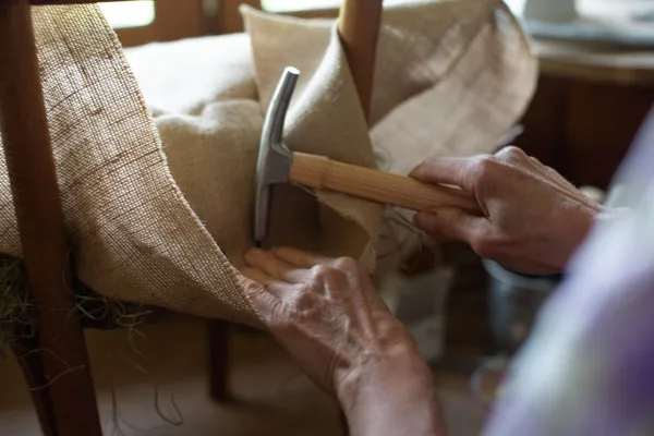Restaurez et tapissez une chaise ou un fauteuil - 2J - Image n°4 - Wecandoo
