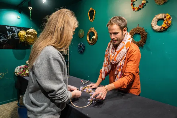 Réalisez votre couronne de tête en fleurs séchées autour d'un apéro avec Bertrand - Image n°3 - Wecandoo