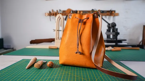 Wecandoo - Create your bespoke leather shoulder bag