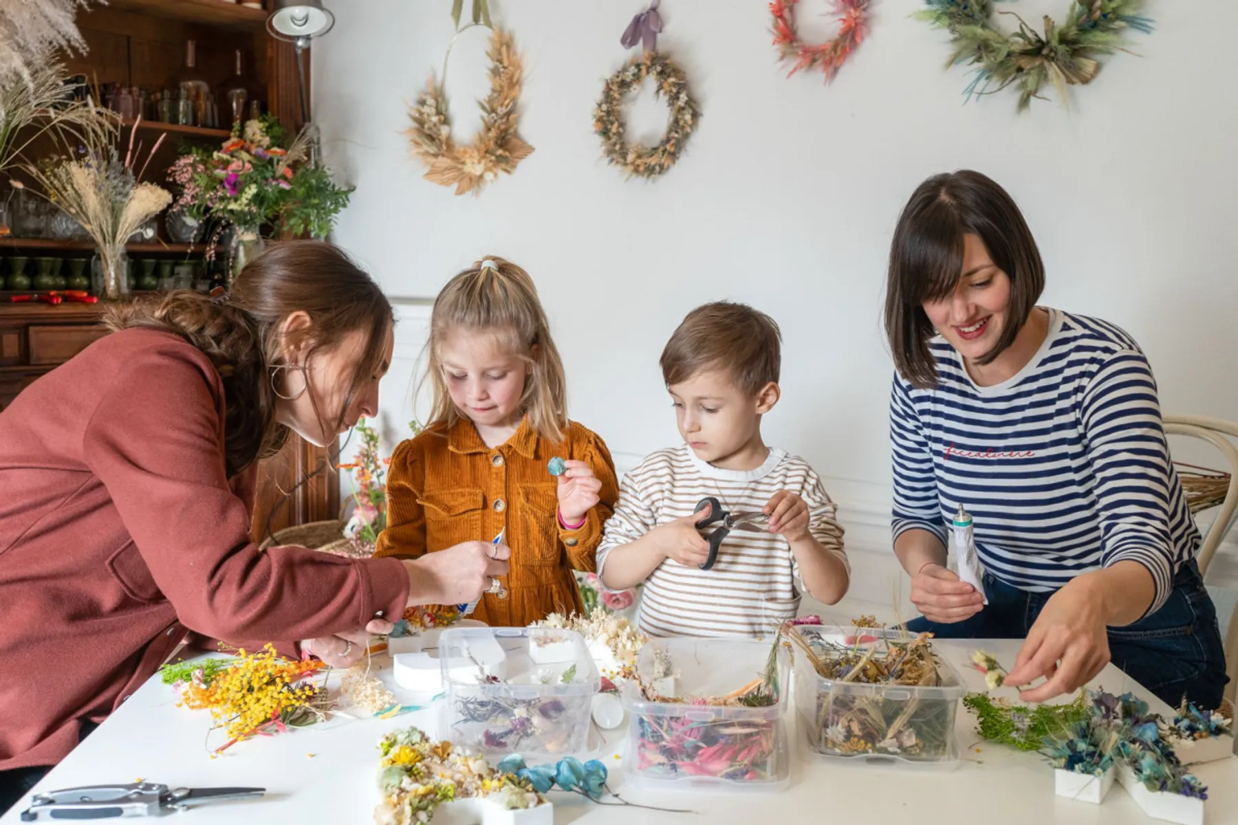 Décorez votre initiale avec des fleurs en duo avec votre enfant - Image n°3 - Wecandoo