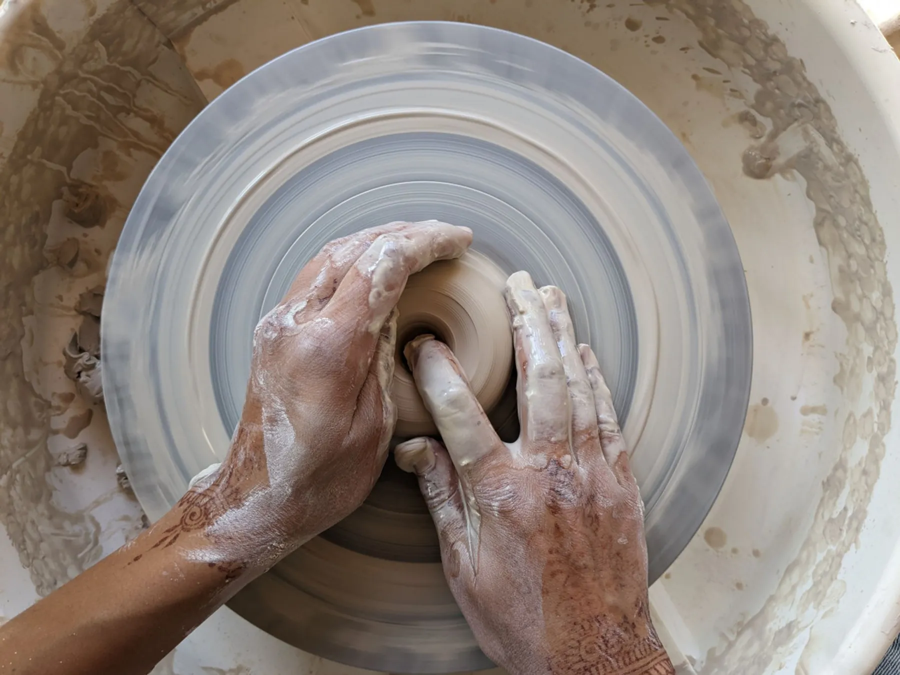 Initiez-vous au tour de potier avec Manon et son équipe - Image n°2 - Wecandoo