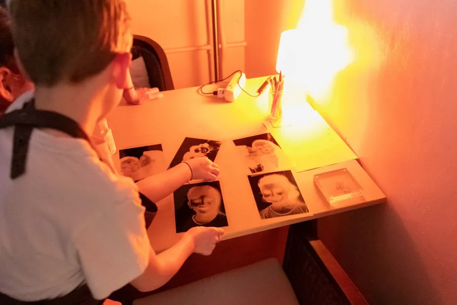 Réalisez des photos en cyanotype en famille - Image n°1 - Wecandoo