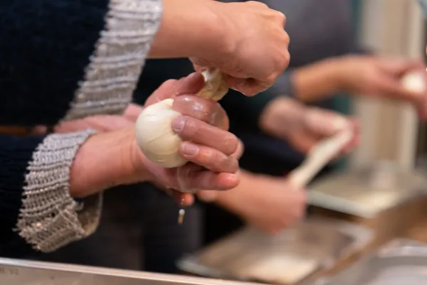 Réalisez la célèbre burrata crémeuse - Image n°1 - Wecandoo