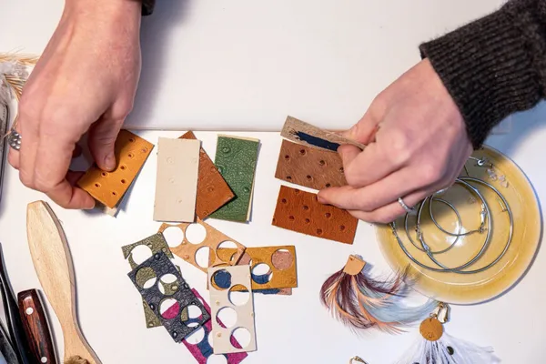 Réalisez vos boucles d'oreilles en plumes - Image n°1 - Wecandoo