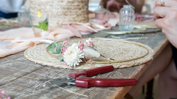Composez votre couronne en fleurs séchées - Image n°2 - Wecandoo
