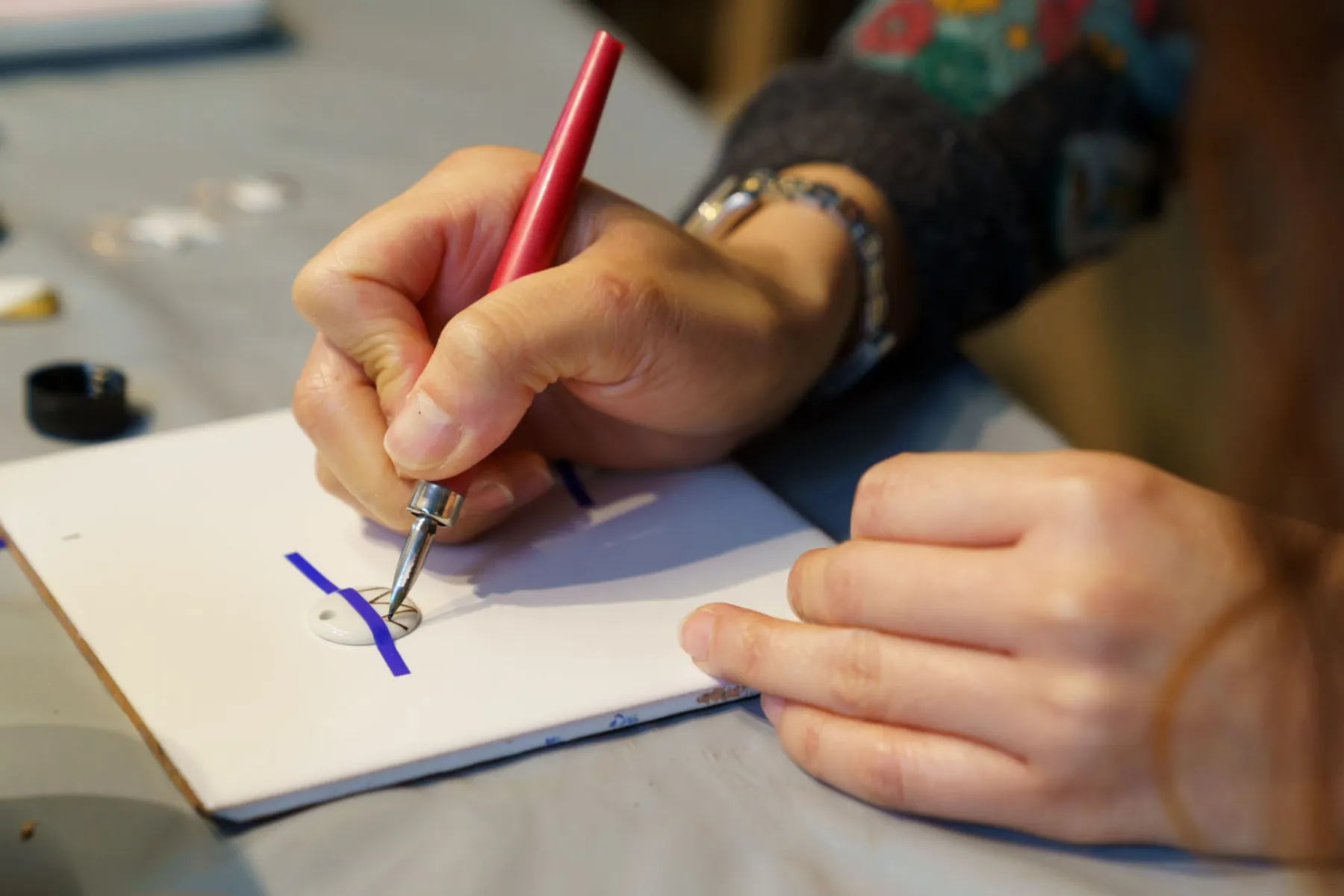 Décorez à l'or vos bijoux en porcelaine - Afbeelding nr. 4 - Wecandoo