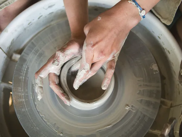 Initiez-vous au tour avec une céramiste - Image n°3 - Wecandoo