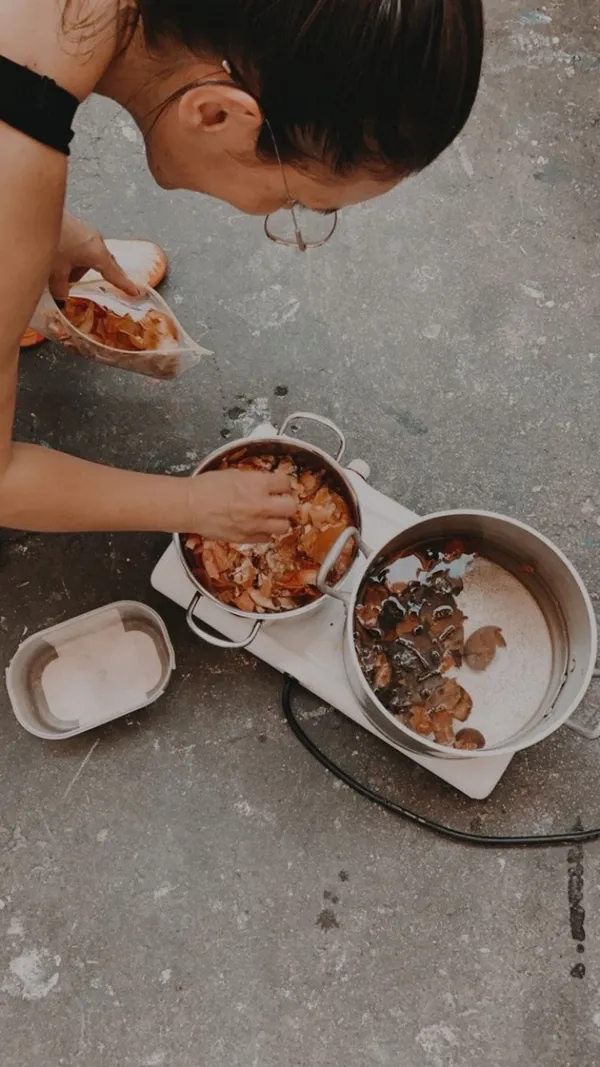 Réalisez votre foulard en soie en teinture naturelle - Image n°2 - Wecandoo