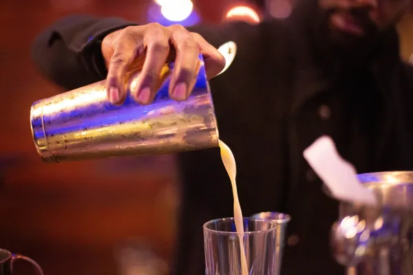 Surprenez votre équipe dans une initiation à la mixologie, réalisez des cocktails uniques et dégustez-les avec du saumon - Afbeelding nr. 5 - Wecandoo