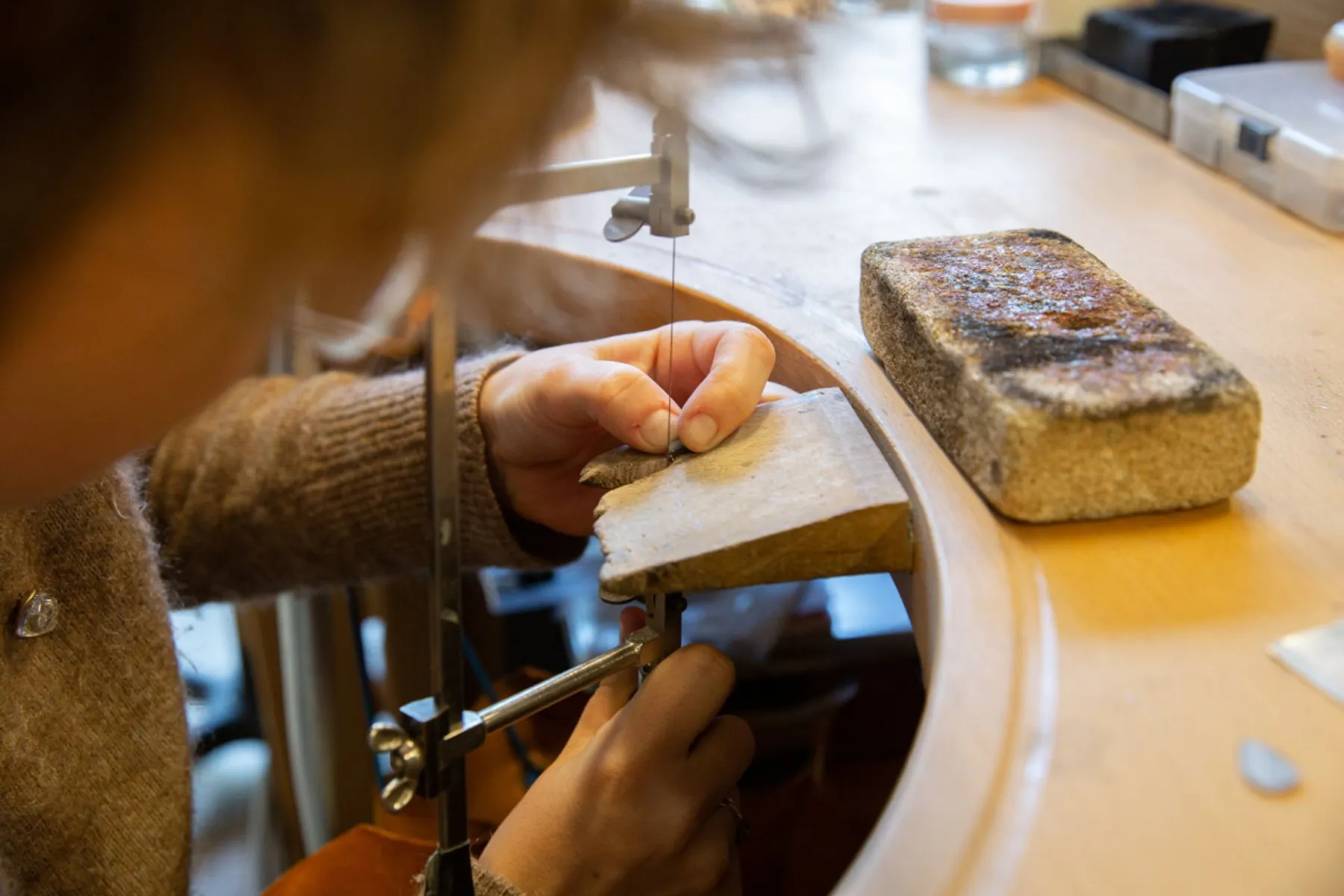 Fabriquez votre paire de boucles d'oreille serties en argent - Image n°2 - Wecandoo