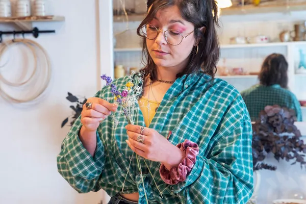 Créez votre cloche en fleurs séchées - Image n°2 - Wecandoo