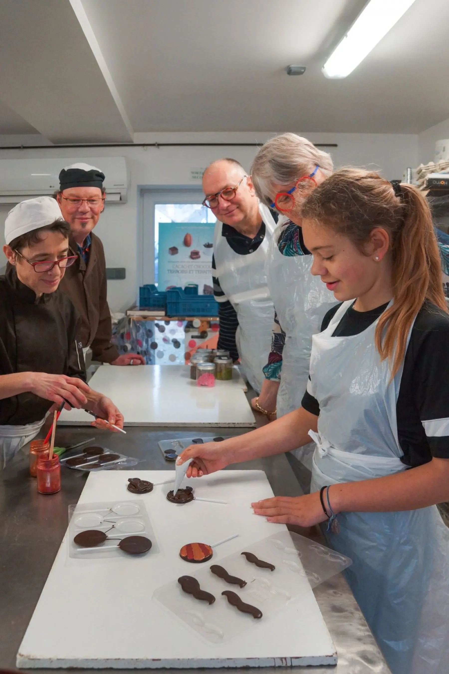 Réalisez vos tablettes de chocolat et sucettes artisanales en famille - Image n°2 - Wecandoo