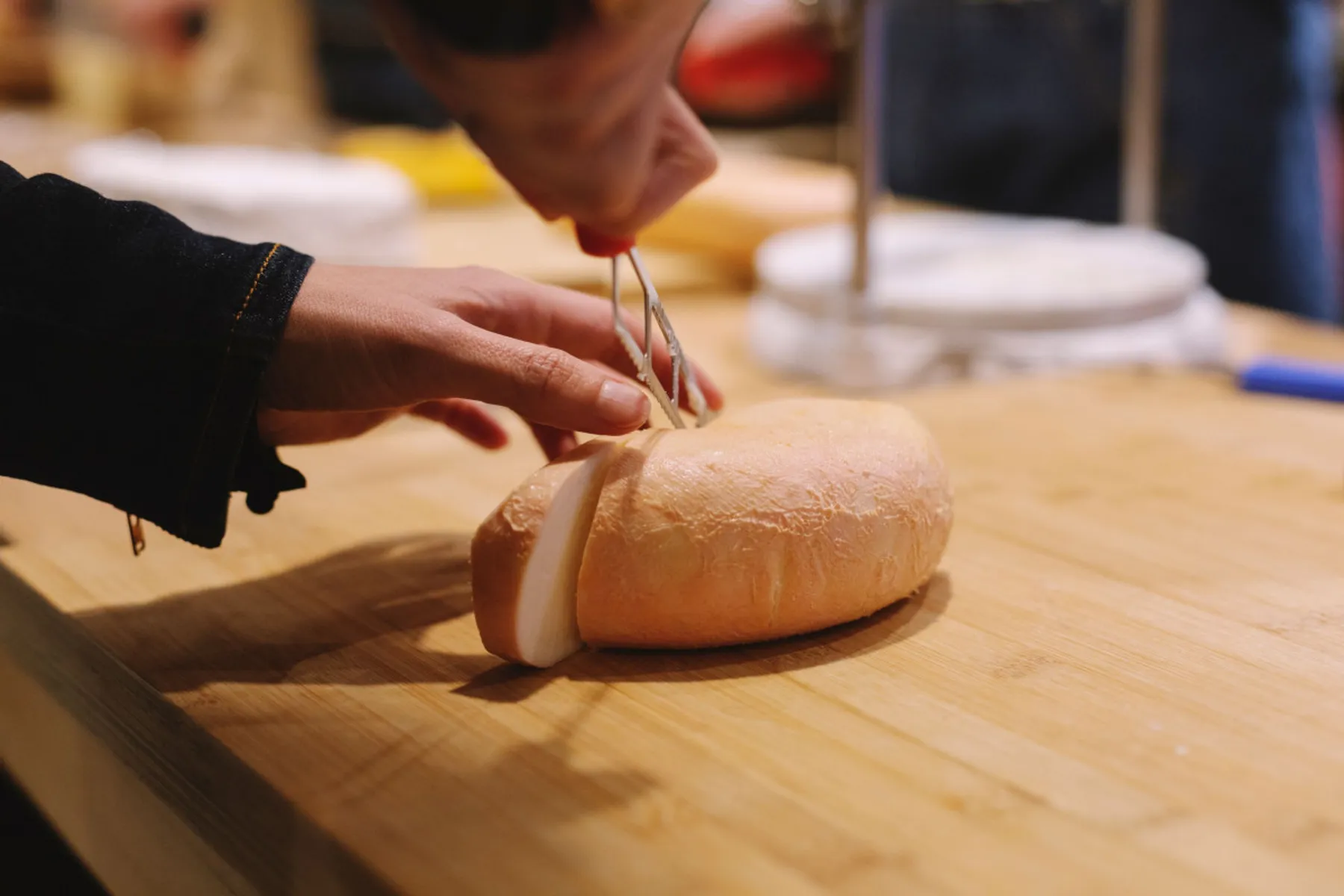 Réunissez votre équipe et composez vos plateaux saisonniers de fromages avec Véronique et Léo - Image n°3 - Wecandoo
