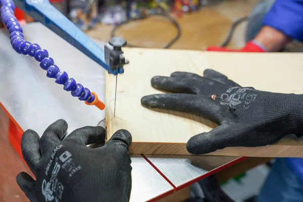 Fabriquez votre tabouret en équipe accompagnés par François - Image n°2 - Wecandoo