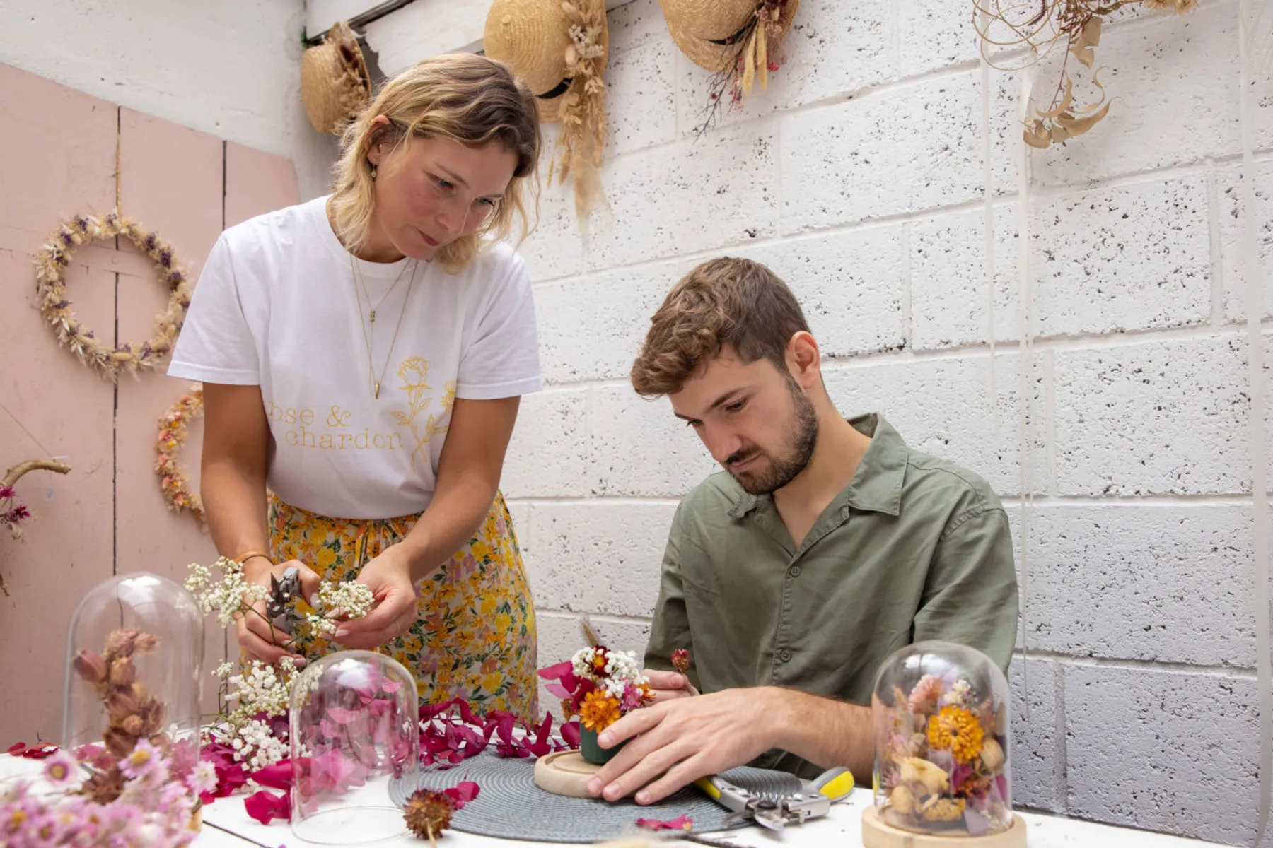 Réalisez votre composition de fleurs séchées sous cloche - Image n°2 - Wecandoo