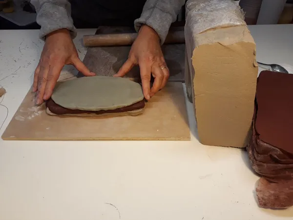 Modelez votre vase en terre mêlée - Afbeelding nr. 2 - Wecandoo