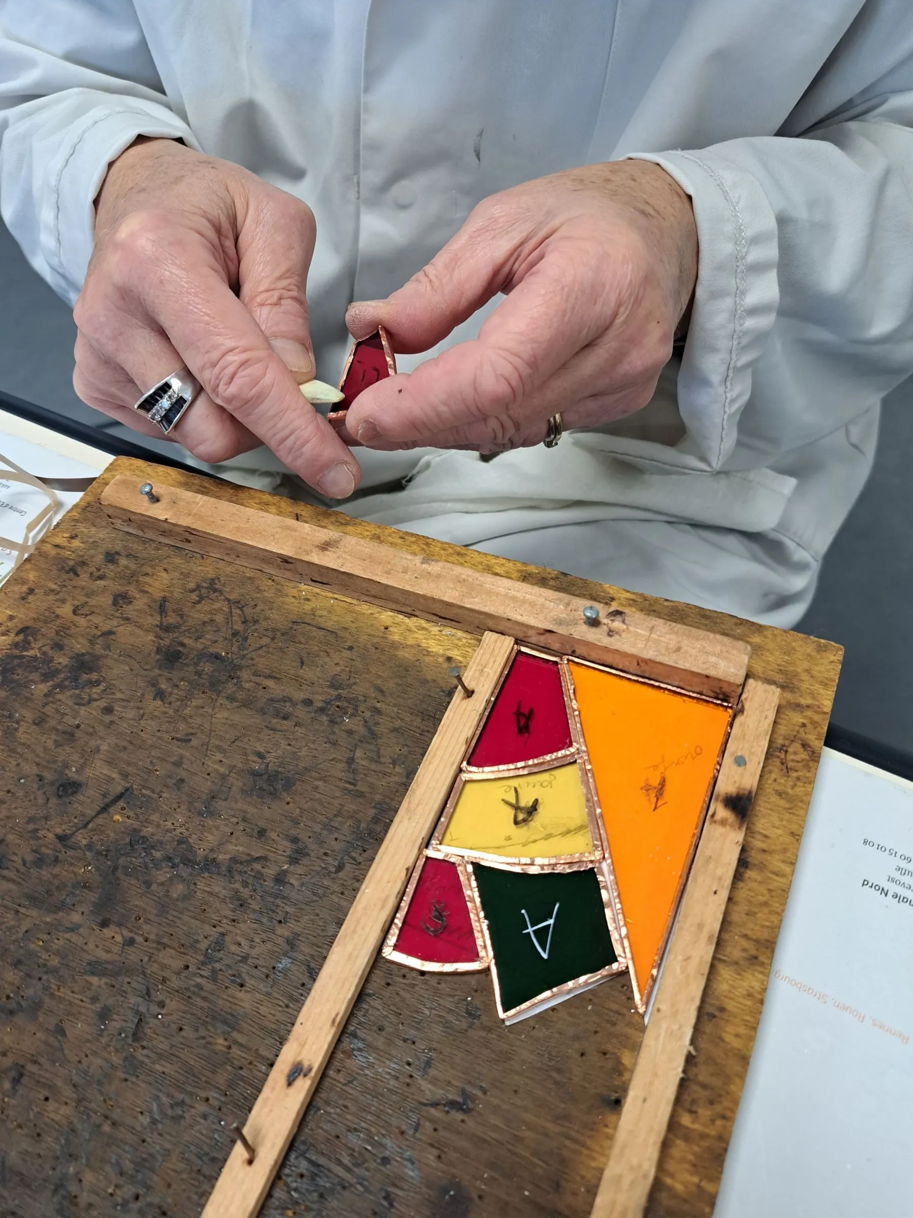 Découvrez l'art du vitrail Tiffany avec Anne - Image n°5 - Wecandoo