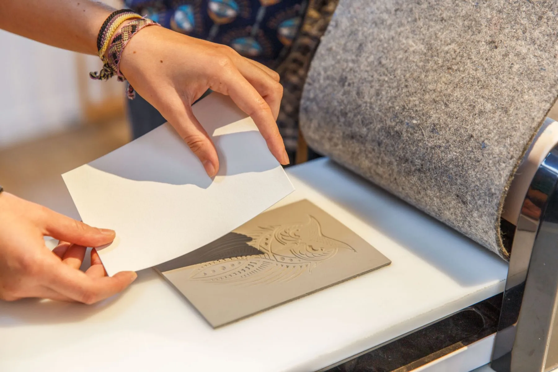 Découvrez le gaufrage, une technique d'impression sans encre, avec Léa, artisane graveuse - Image n°3 - Wecandoo